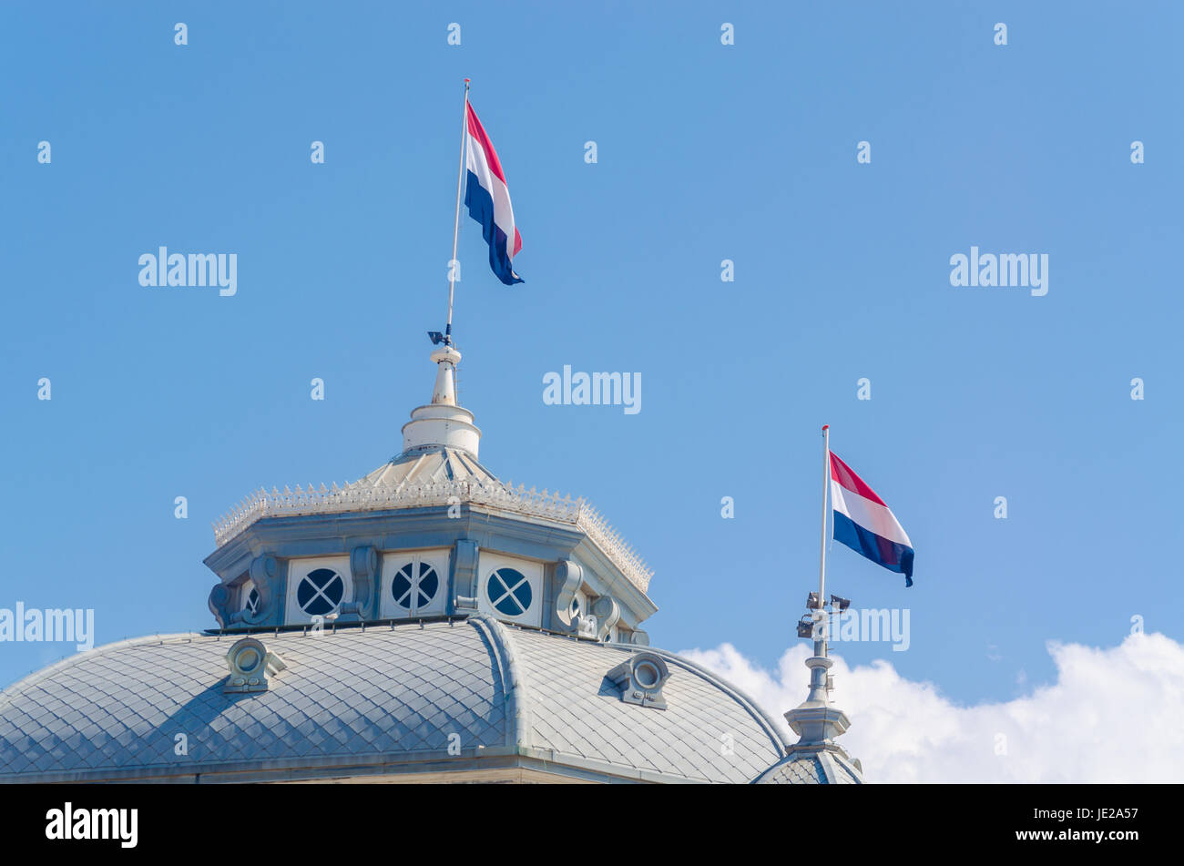 Dach Giebel Ansicht mit Fahnen des Kurhaus in Scheveningen Niederlande, Holland vor einem blauen Himmel. Stock Photo