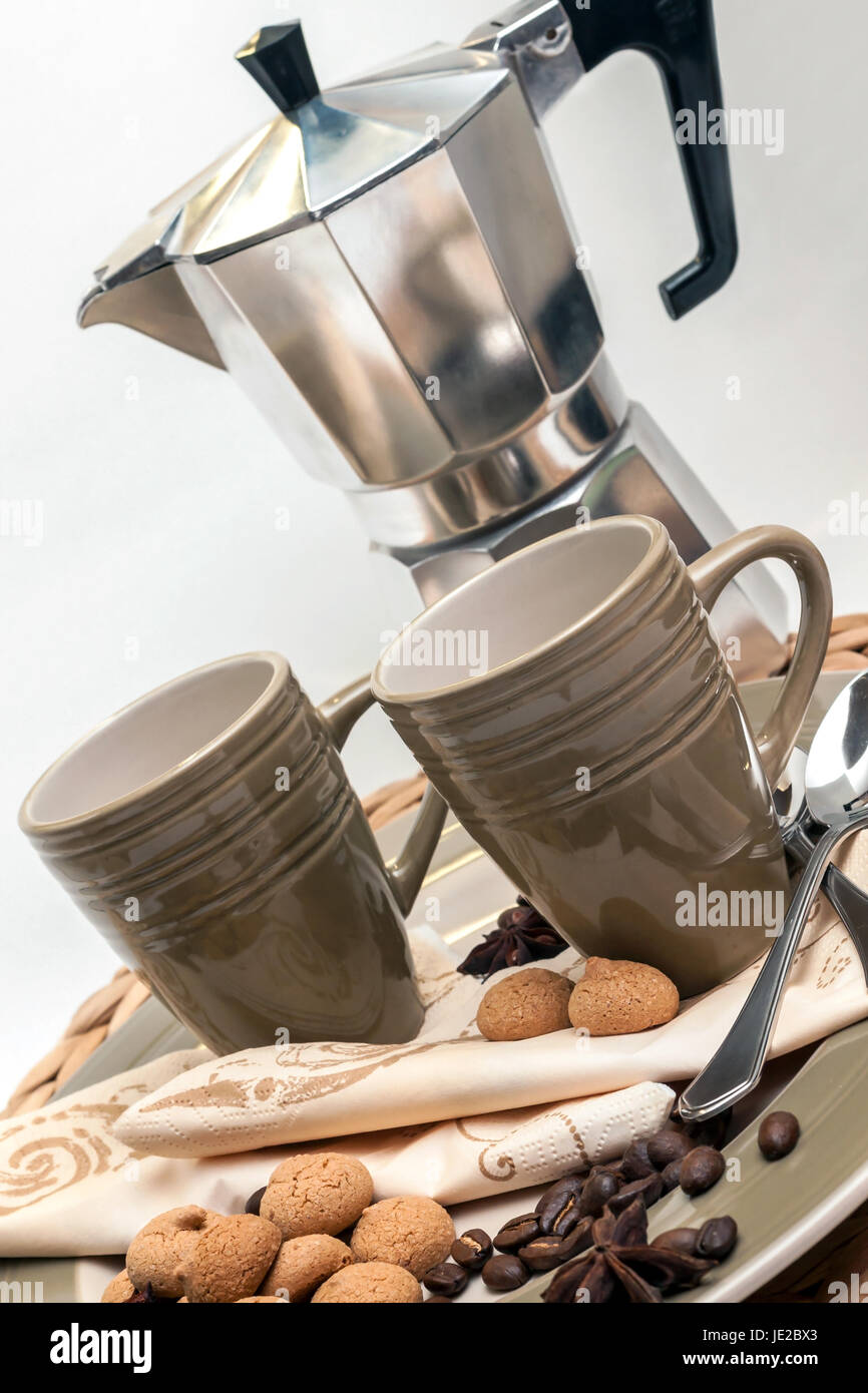 Espressogeschirr und Espressomaschine mit Dekoration und Gebäck Stock Photo