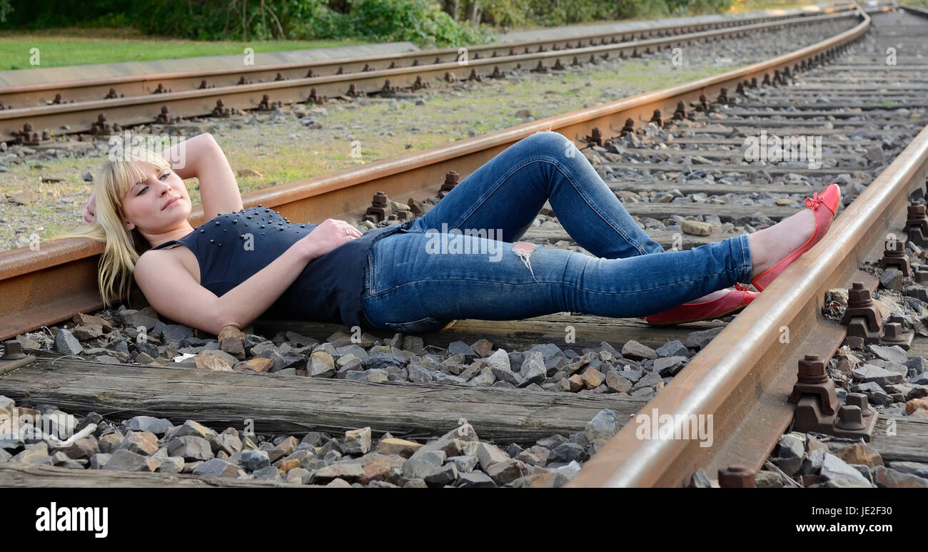 Frau liegt auf Gleis Stock Photo