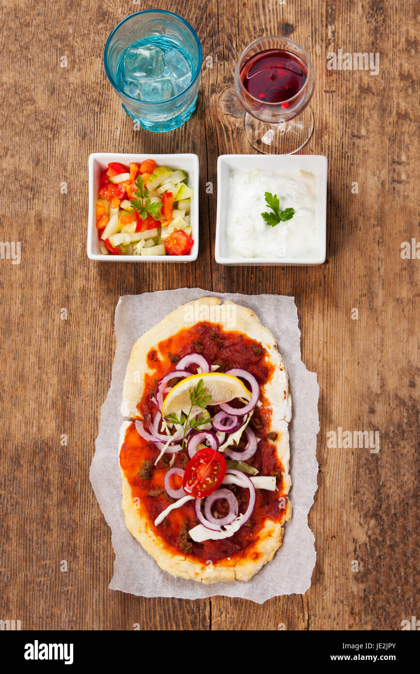 Lahmacun, eine türkische pizza Stock Photo - Alamy