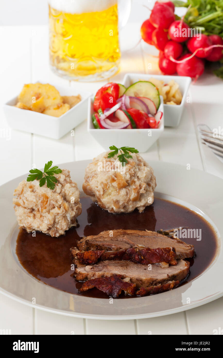 Bayerischer Schweinebraten mit Knödel Stock Photo - Alamy