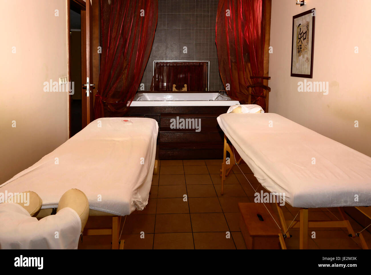 Doppelt Massage Liegen und doppel Badewanne im Hotel Caramell, Ungarn Stock Photo