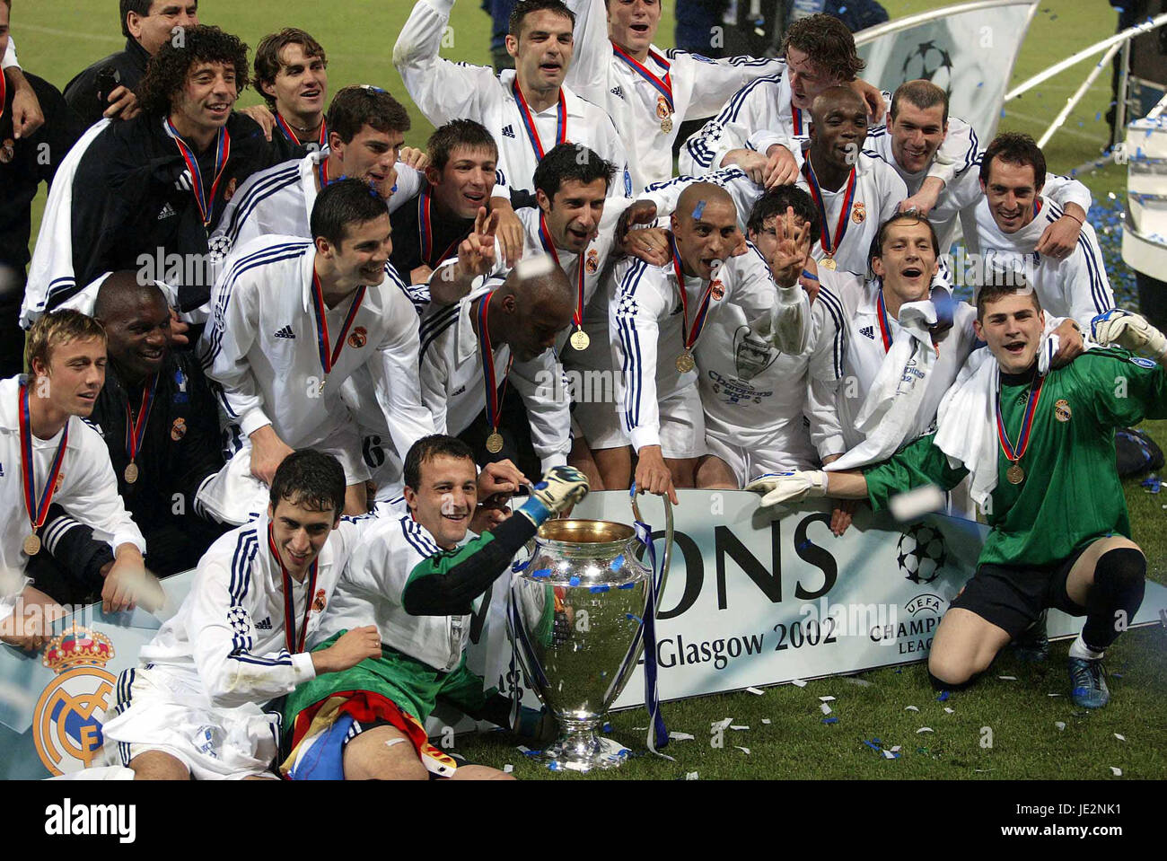 REAL MADRID WINNERS OF CHAMPIONS LEAGUE HAMPDEN PARK GLASGOW 15 May 2002  Stock Photo - Alamy