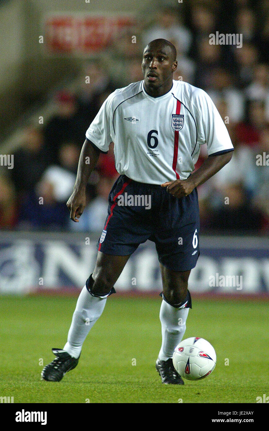 SOL CAMPBELL ENGLAND & ARSENAL FC 16 October 2002 Stock Photo