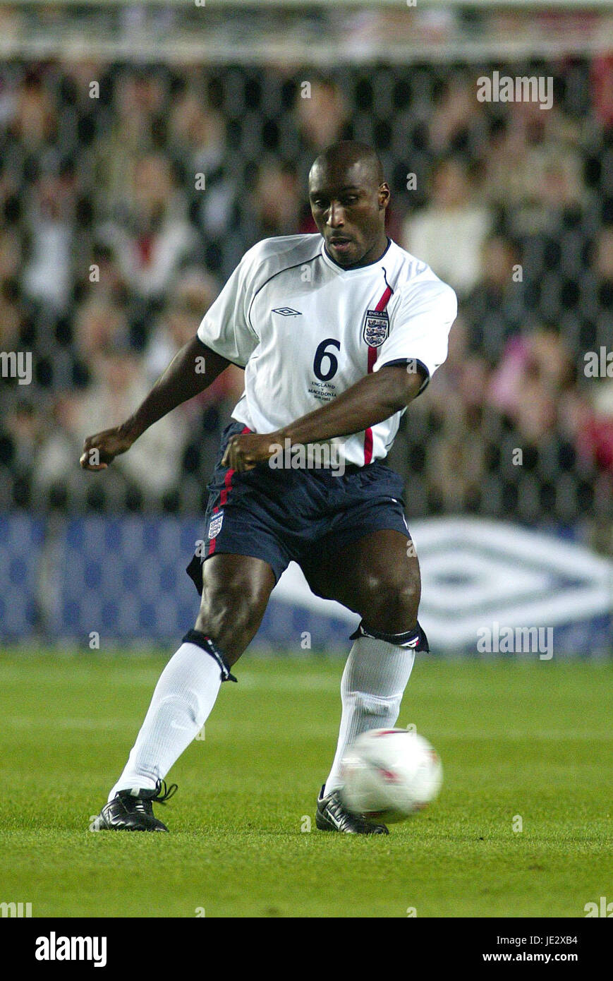 SOL CAMPBELL ENGLAND & ARSENAL FC 16 October 2002 Stock Photo