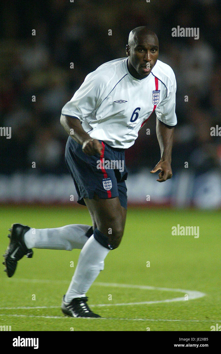 SOL CAMPBELL ENGLAND & ARSENAL FC 16 October 2002 Stock Photo
