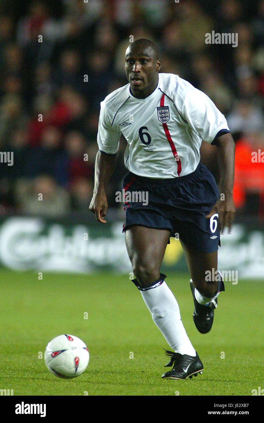 SOL CAMPBELL ENGLAND & ARSENAL FC 16 October 2002 Stock Photo
