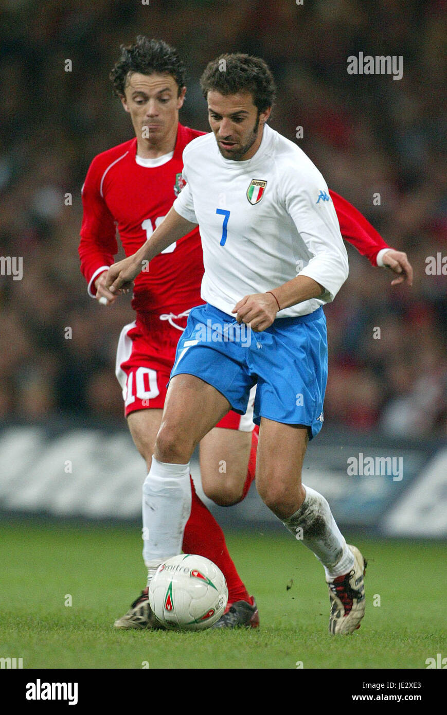 Simon Davies Del Piero Wales V Italy Millennium Stadium Cardiff Wales 16 October 2002 Stock Photo Alamy