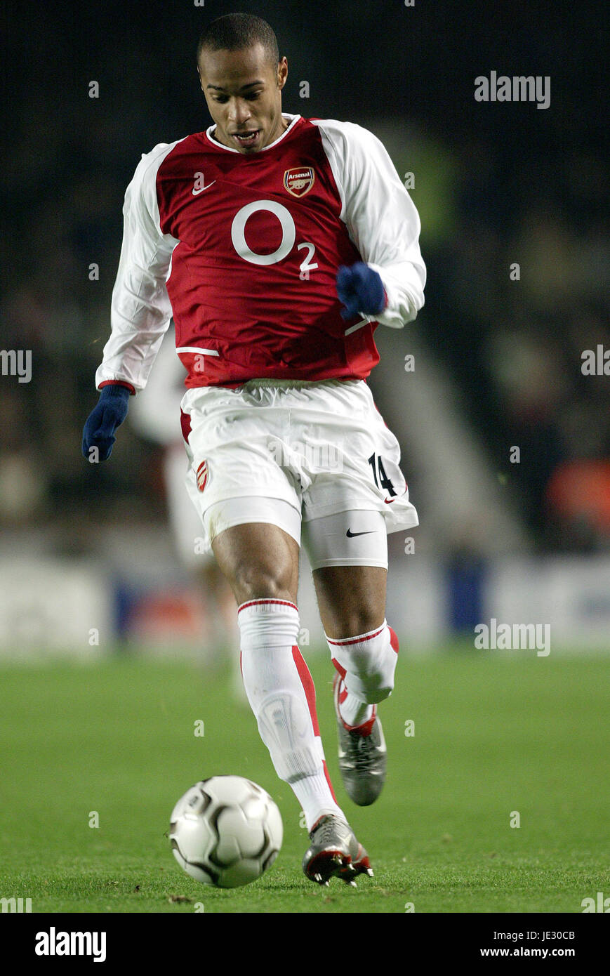 Thierry henry arsenal 2002 hi-res stock photography and images - Alamy