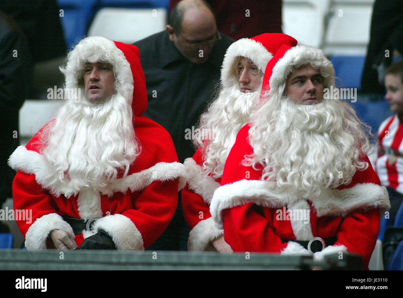 FANS IN SANTA CLAUSE OUTFITS WEST BROMWICH A V SUNDERLAND THE HAWTHORNS WEST BROMICH 21 December 2002 Stock Photo
