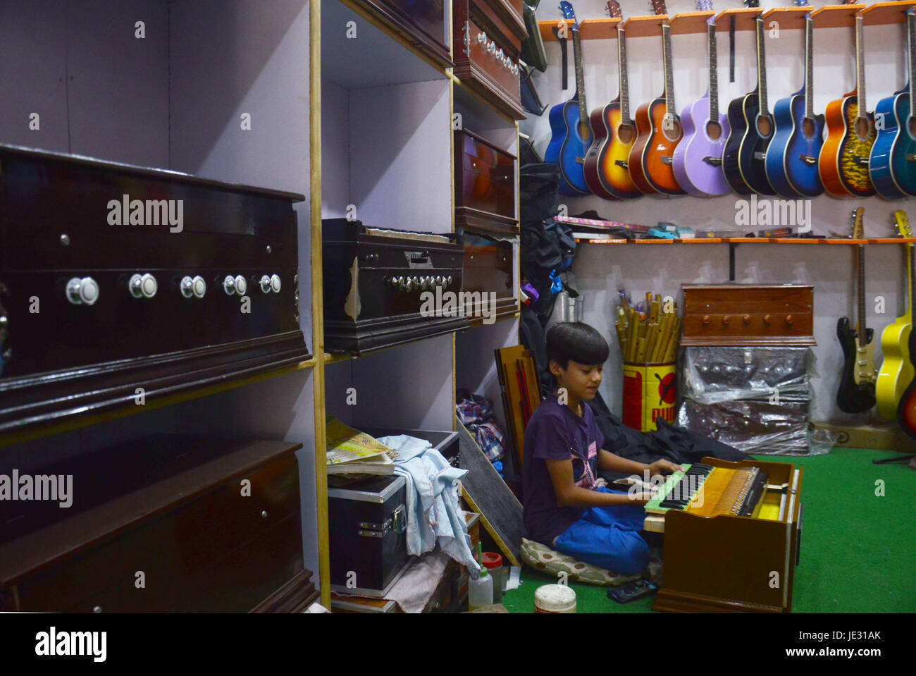 Lahore, Pakistan. 22nd June, 2017. Pakistani shopkeeper arranging their