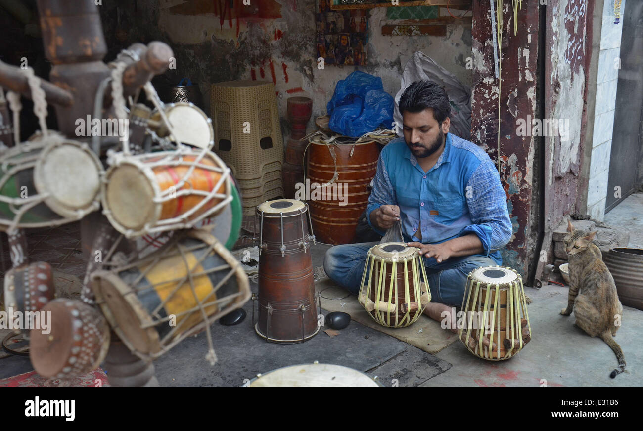 Lahore, Pakistan. 22nd June, 2017. Pakistani shopkeeper arranging their