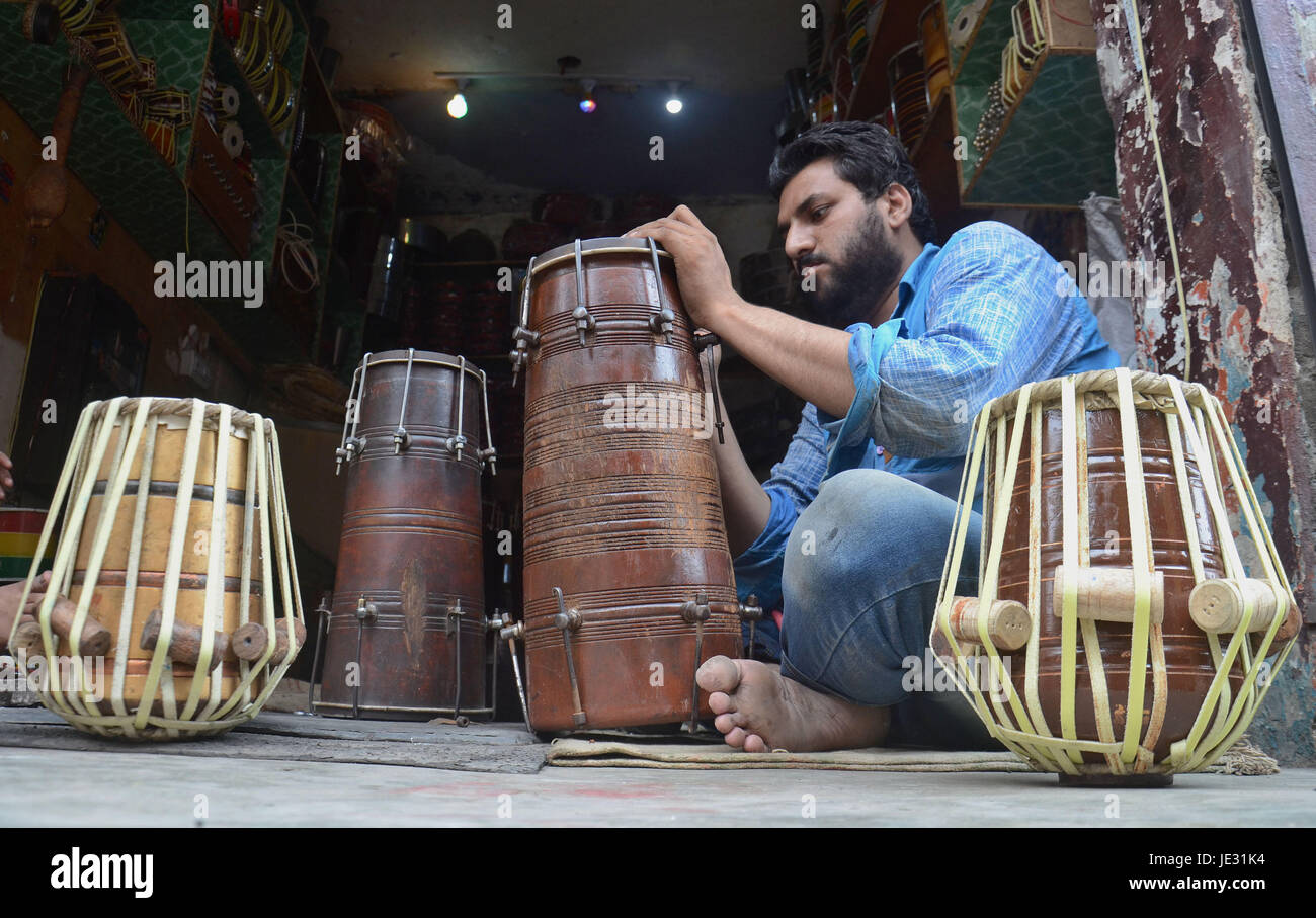 Lahore, Pakistan. 22nd June, 2017. Pakistani shopkeeper arranging their