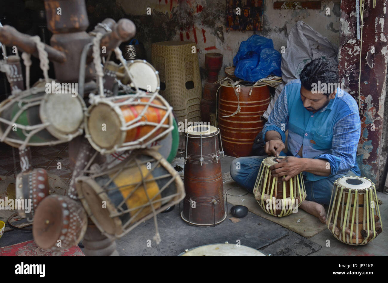 Lahore, Pakistan. 22nd June, 2017. Pakistani shopkeeper arranging their