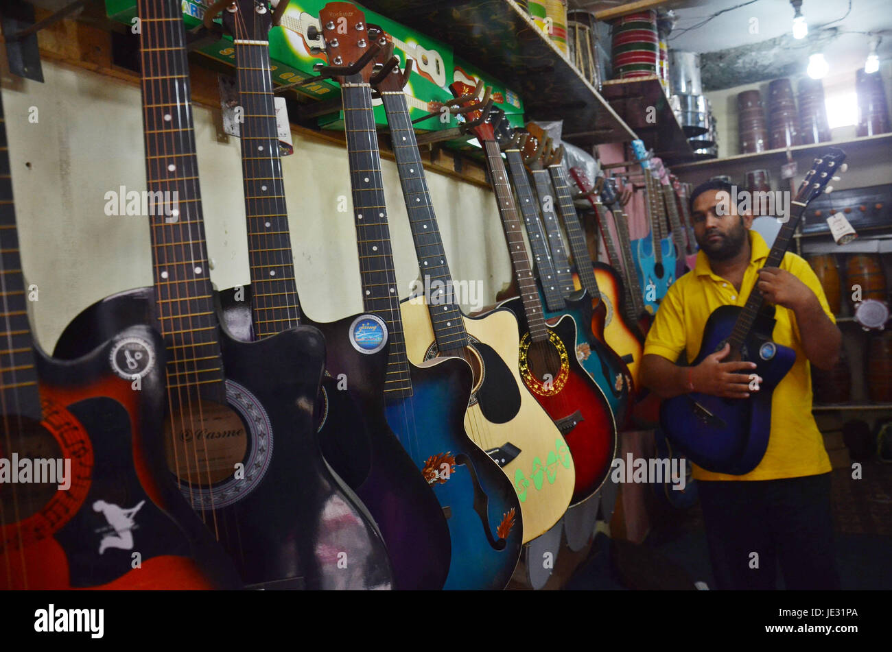 Lahore, Pakistan. 22nd June, 2017. Pakistani shopkeeper arranging their