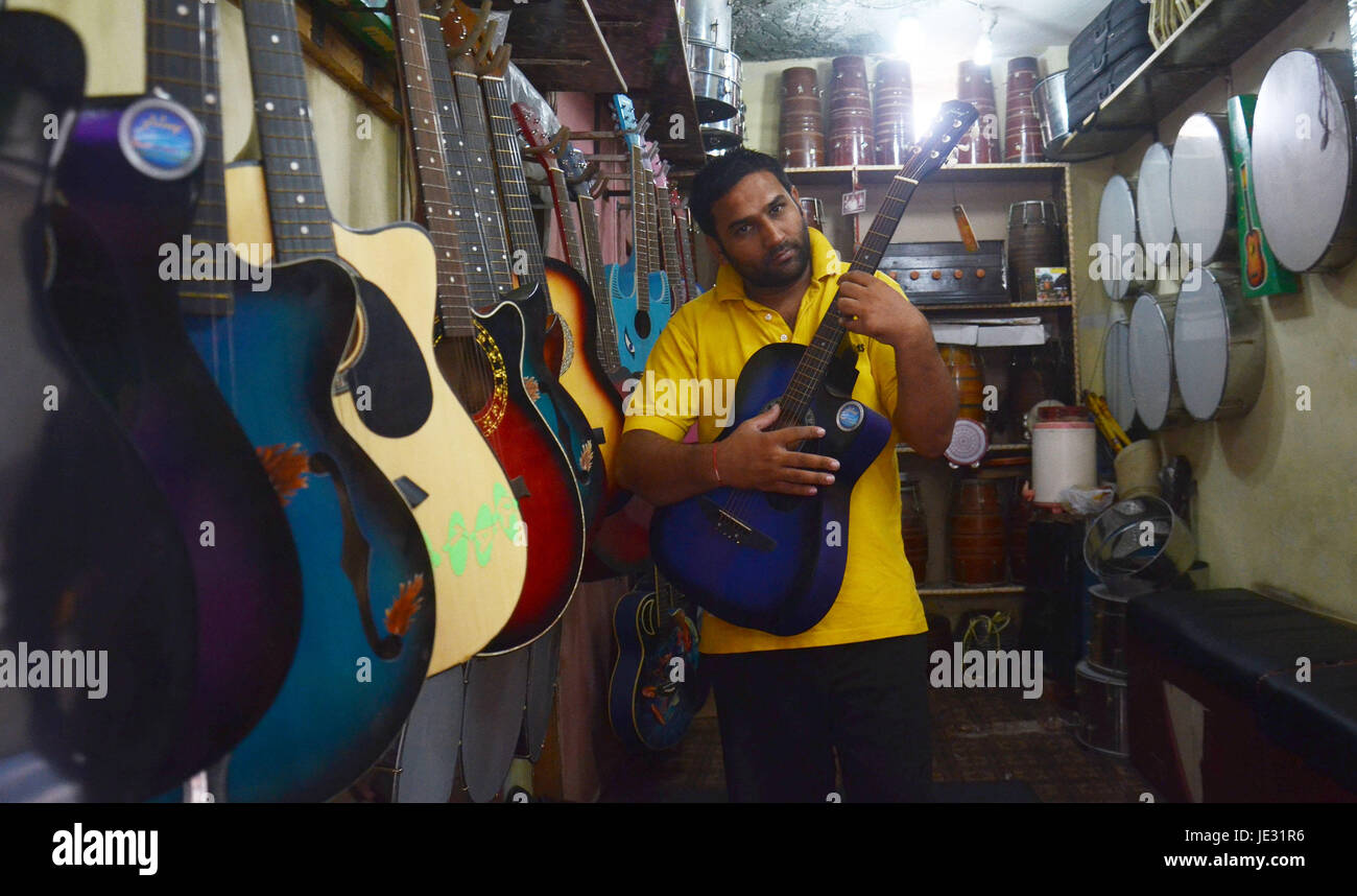 Lahore, Pakistan. 22nd June, 2017. Pakistani shopkeeper arranging their