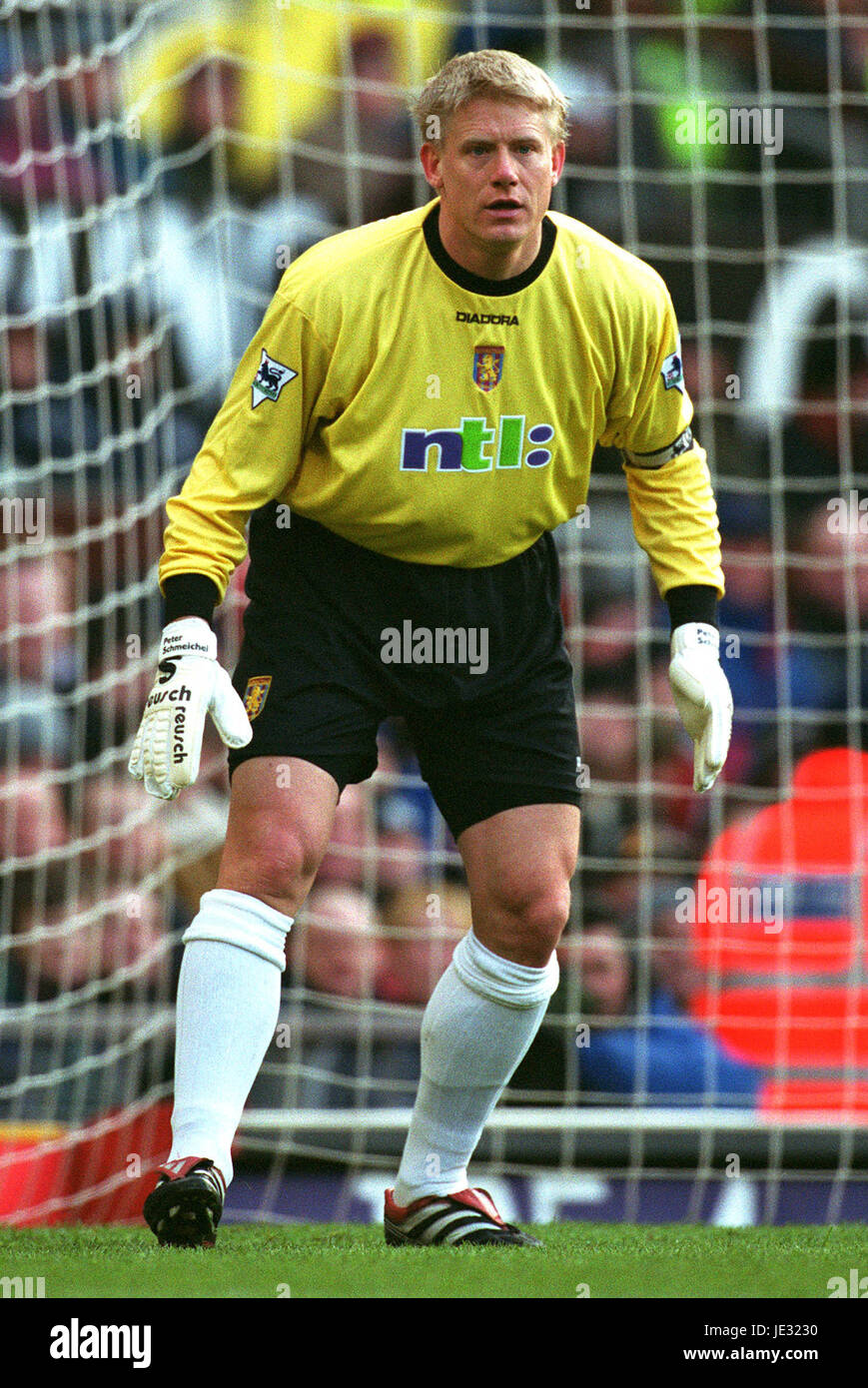 PETER SCHMEICHEL ASTON VILLA FC MANCHESTER OLD TRAFORD MANCHESTER 23  February 2002 Stock Photo - Alamy