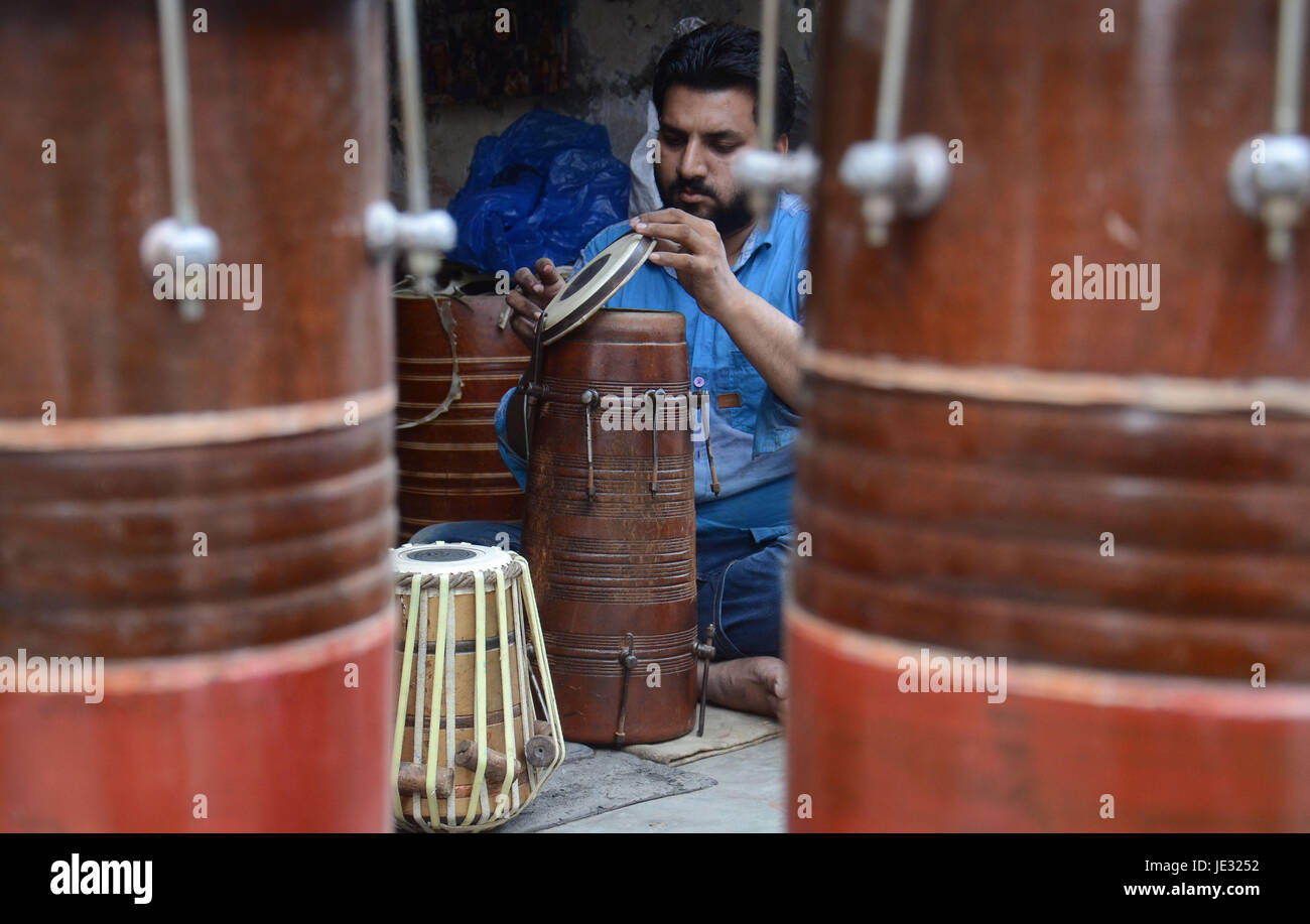 Lahore, Pakistan. 22nd June, 2017. Pakistani shopkeeper arranging their