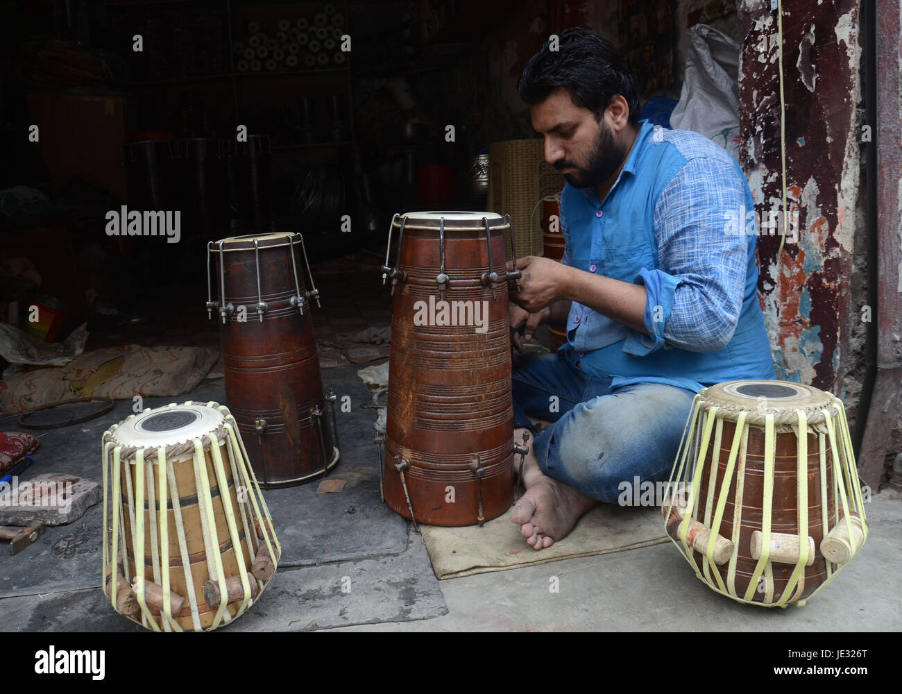 Lahore, Pakistan. 22nd June, 2017. Pakistani shopkeeper arranging their