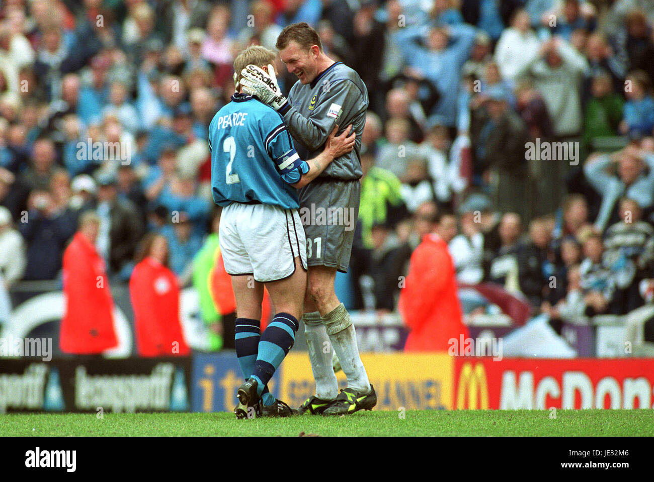 STUART PEARCE & DAVE BEASANT AFTER PENELTY MISS FINAL GAME MAIN ROAD MANCHESTER 21 April 2002 Stock Photo