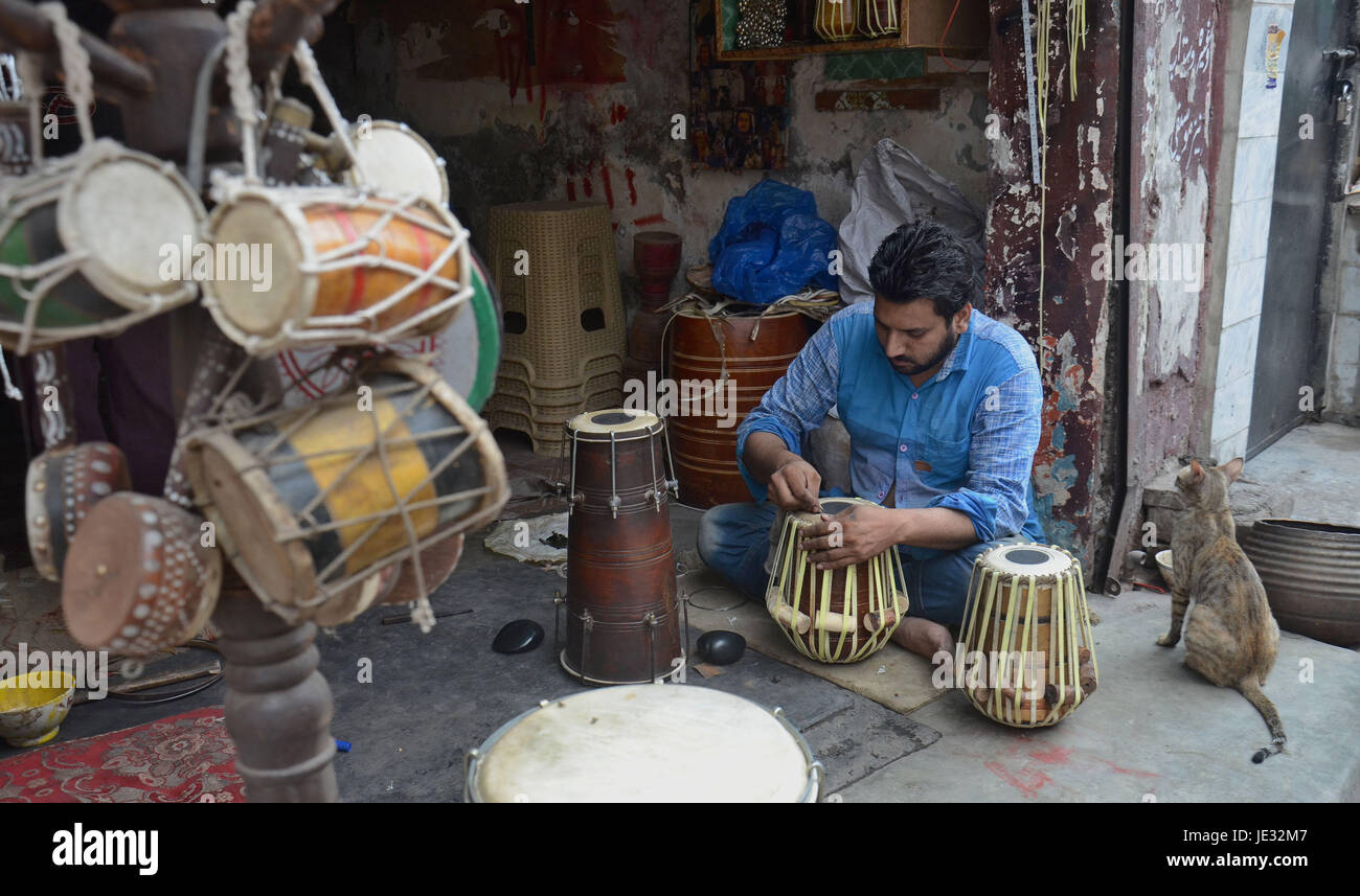 Lahore, Pakistan. 22nd June, 2017. Pakistani shopkeeper arranging their