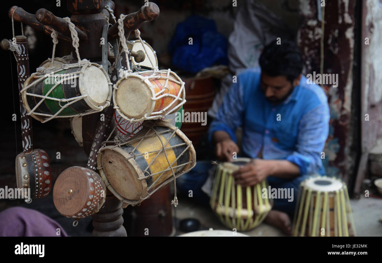 Lahore, Pakistan. 22nd June, 2017. Pakistani shopkeeper arranging their