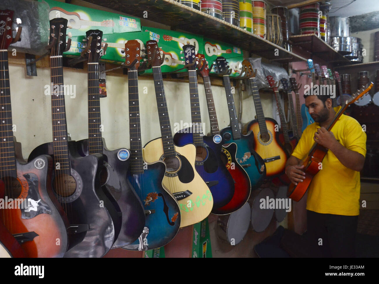 Lahore, Pakistan. 22nd June, 2017. Pakistani shopkeeper arranging their