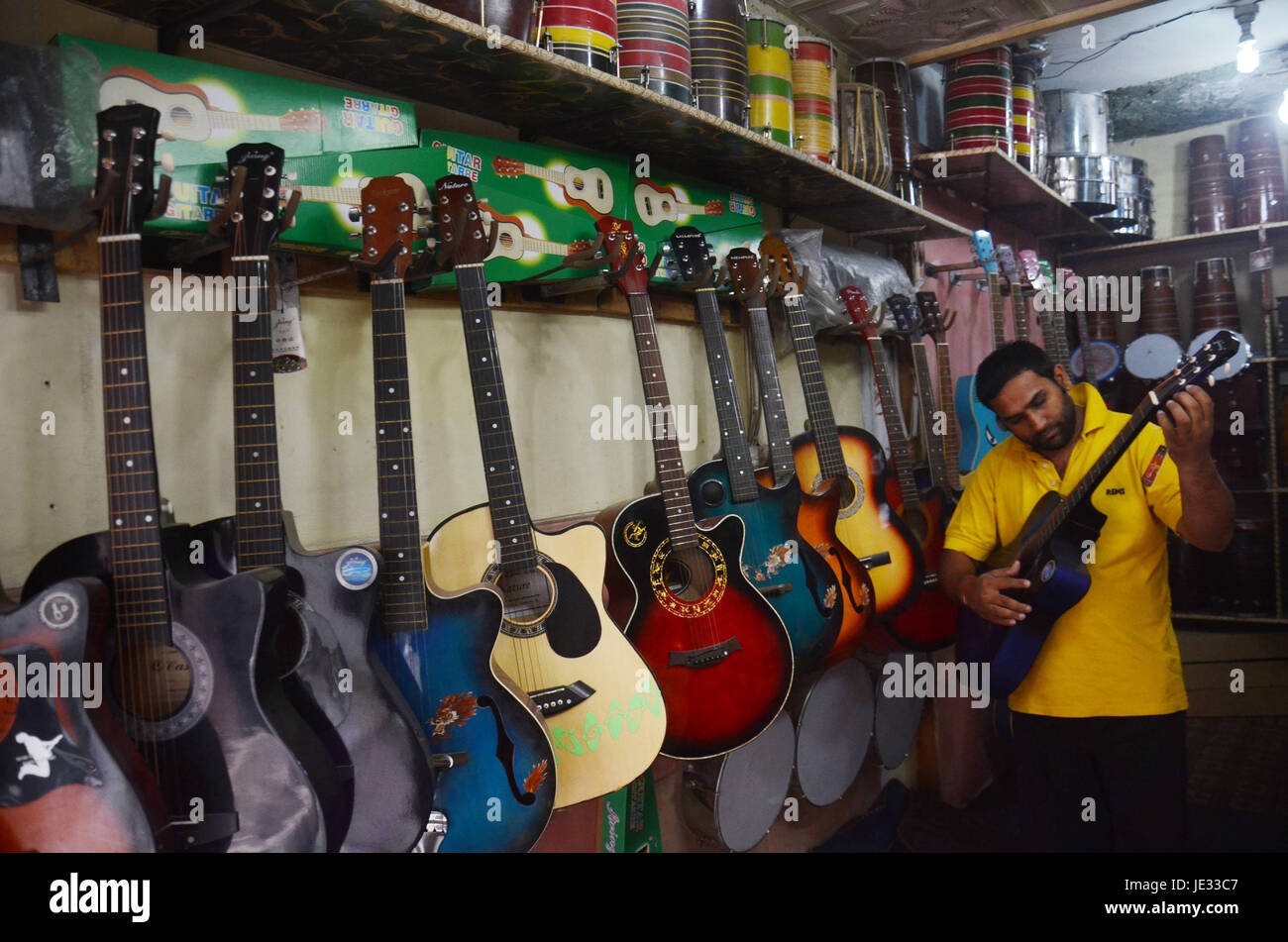 Lahore, Pakistan. 22nd June, 2017. Pakistani shopkeeper arranging their