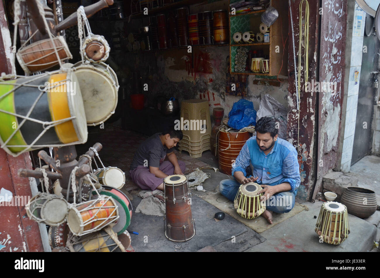 Lahore, Pakistan. 22nd June, 2017. Pakistani shopkeeper arranging their