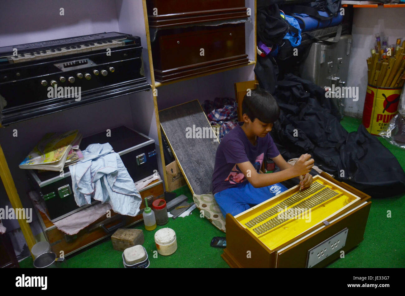Lahore, Pakistan. 22nd June, 2017. Pakistani shopkeeper arranging their