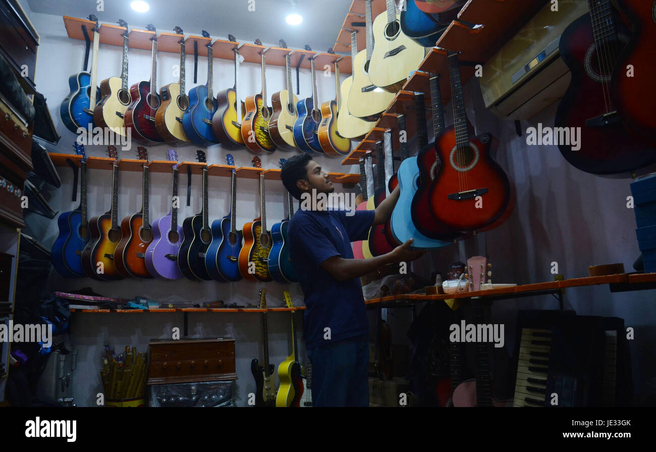 Lahore, Pakistan. 22nd June, 2017. Pakistani shopkeeper arranging their