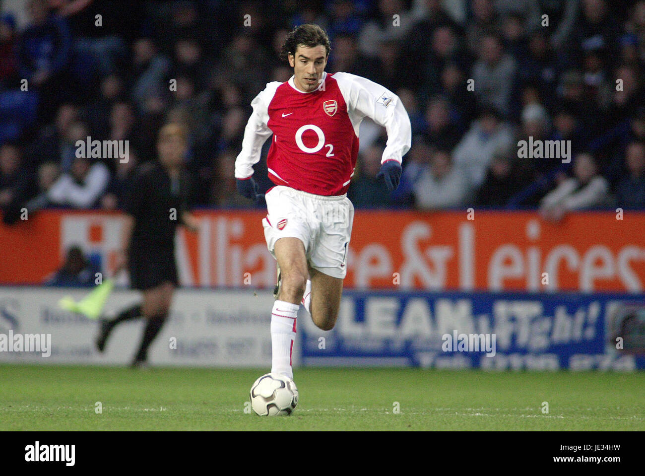 ROBERT PIRES ARSENAL FC WALKERS BOWL LEICESTER ENGLAND 06 December 2003 Stock Photo