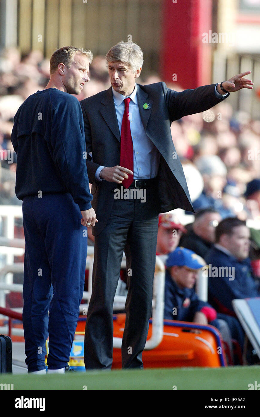 ARSENE WENGER & BERGKAMP ARSENAL FC MANAGER HIGHBURY LONDON ENGLAND 18 October 2003 Stock Photo