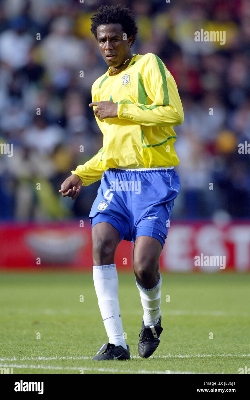 ROQUE JUNIOR BRAZIL & LEEDS UNITED FC WALKERS STADIUM LEICESTER ENGLAND 12  October 2003 Stock Photo - Alamy