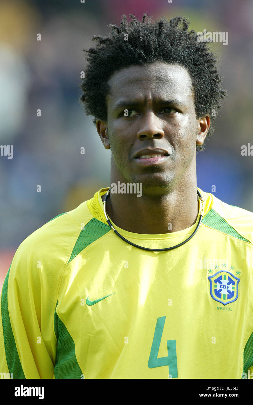 ROQUE JUNIOR BRAZIL & LEEDS UNITED FC WALKERS STADIUM LEICESTER ENGLAND 12  October 2003 Stock Photo - Alamy