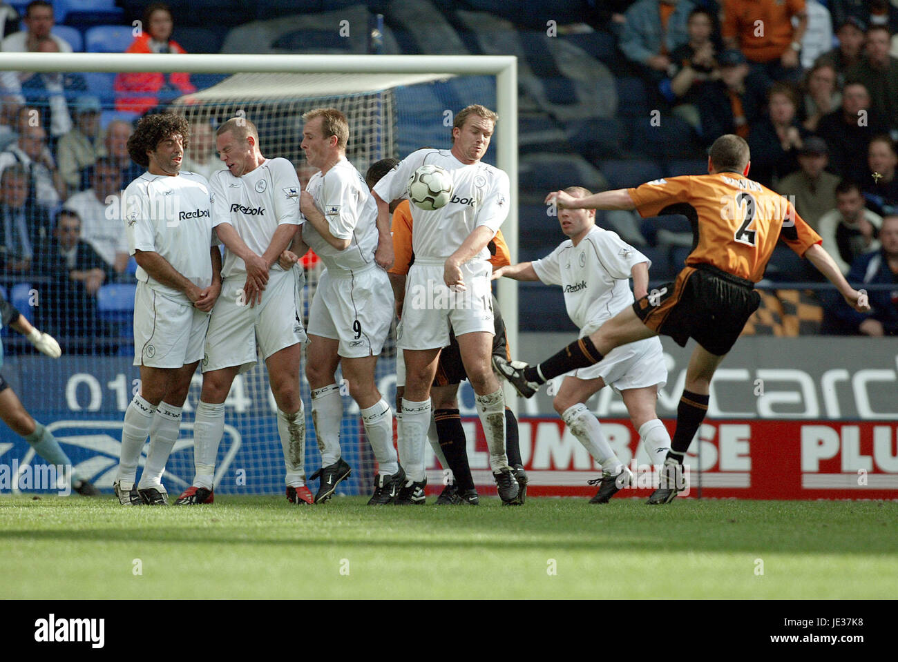 DENNIS IRWIN FREE KICK BOLTON V WOLVES REEBOK STADIUM BOLTON ENGLAND 27 September 2003 Stock Photo