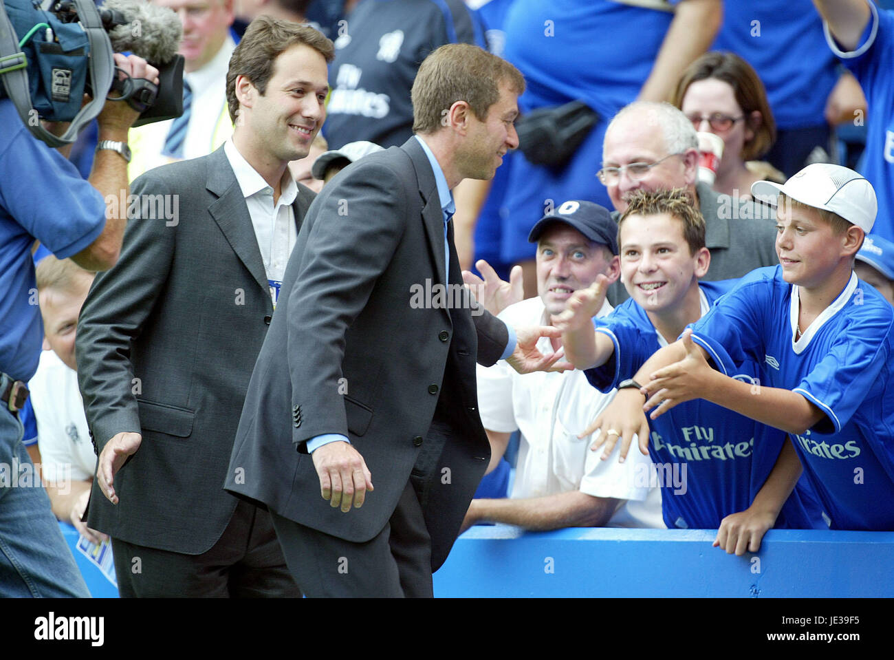 ROMAN ABRAMOVICH GREETS FANS CHELSEA V LEICESTER CITY FC STAMFORD BRIDGE CHELSEA LONDON ENGLAND 23 August 2003 Stock Photo