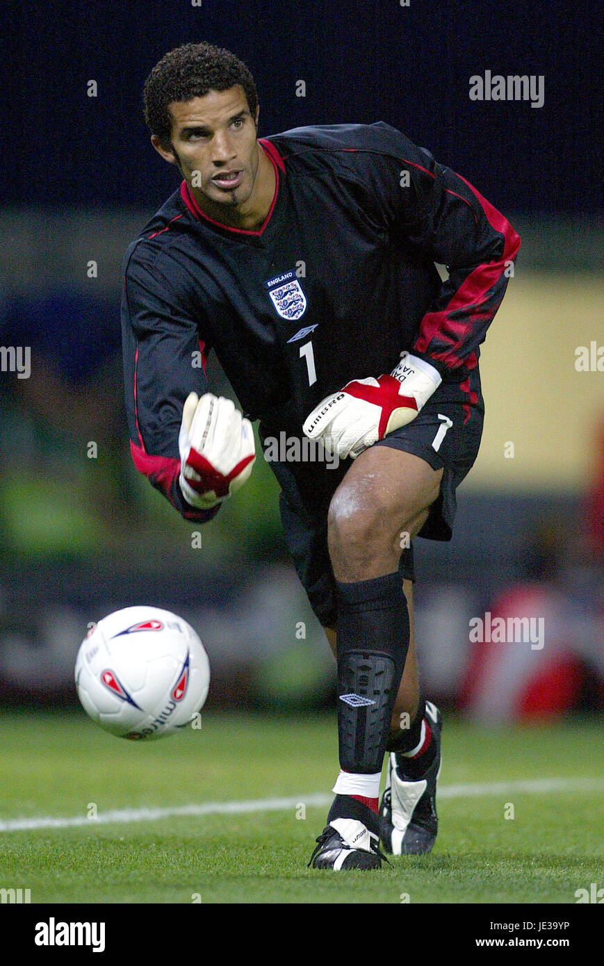 DAVID JAMES ENGLAND & WEST HAM UNITED PORTMAN ROAD IPSWICH 20 August 2003 Stock Photo
