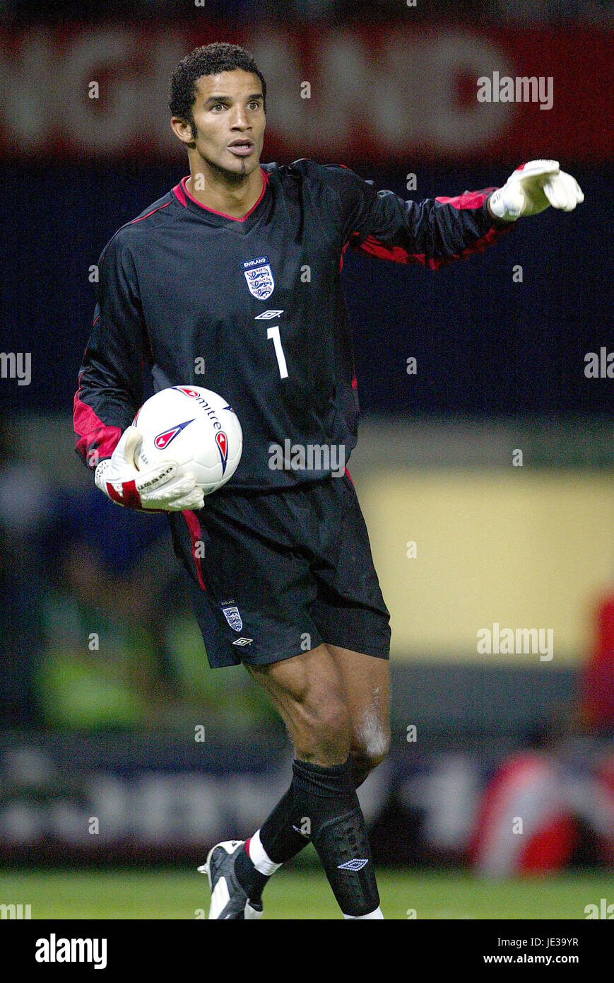 DAVID JAMES ENGLAND & WEST HAM UNITED PORTMAN ROAD IPSWICH 20 August 2003 Stock Photo