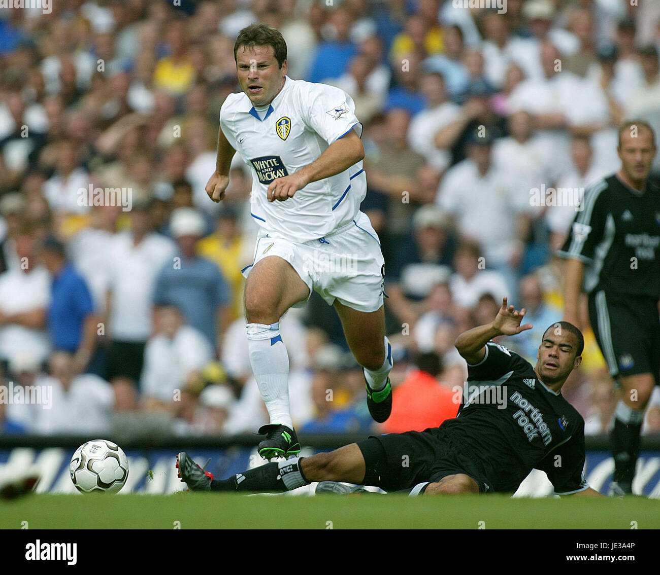 MARK VIDUKA & KIERON DYER LEEDS UTD V NEWCASTLE UTD ELLAND ROAD LEEDS ENGLAND 17 August 2003 Stock Photo