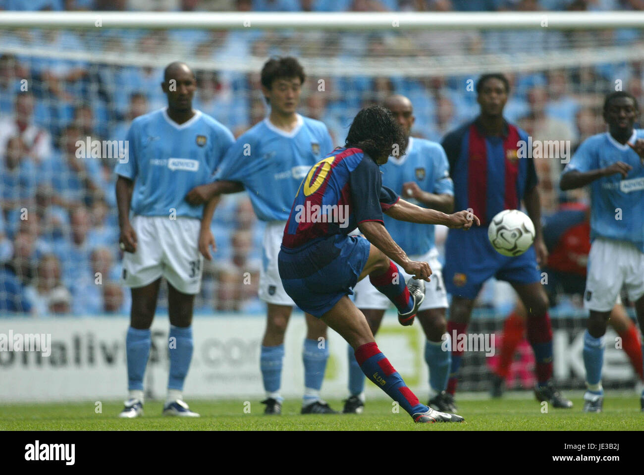 RONALDINHO TAKES FREE KICK FC BARCELONA CITY OF MANCHESTER STADIUM  MANCHESTER ENGLAND 10 August 2003 Stock Photo - Alamy