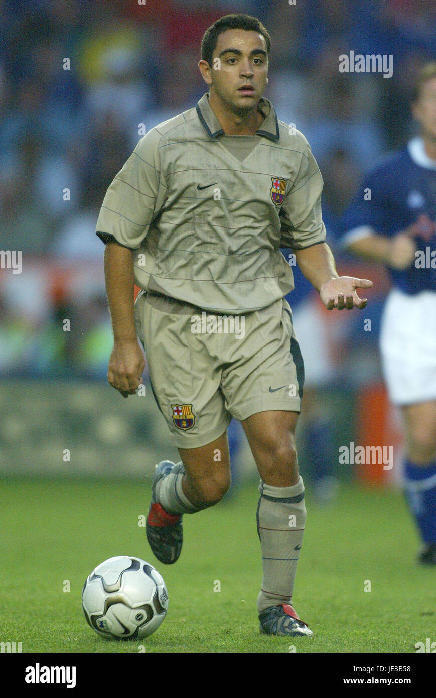 XAVI FC BARCELONA WALKERS STADIUM LEICESTER ENGLAND 08
