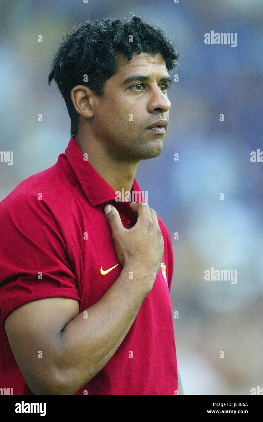 FRANK RIJKAARD FC BARCELONA COACH WALKERS STADIUM LEICESTER ENGLAND Stock  Photo - Alamy