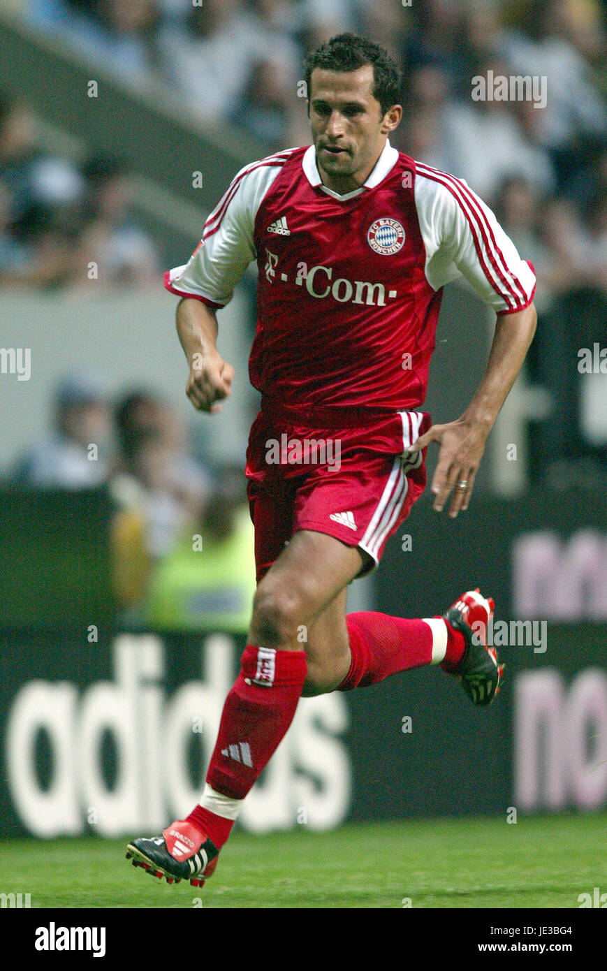 HASAN SALIHAMIDZIC BAYERN MUNICH FC ST JAMES PARK NEWCASTLE ENGLAND 05  August 2003 Stock Photo - Alamy