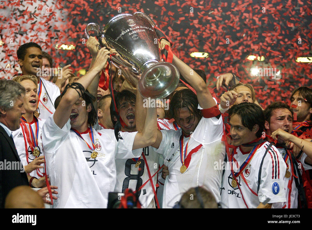 PAOLO MALDINI LIFT TROPHY JUVENTUS V AC MILAN OLD TRAFFORD MANCHESTER ENGLAND 28 May 2003 Stock Photo