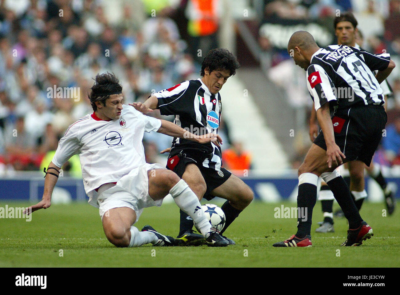 Mauro Camoranesi K Kaladze Juventus V Ac Milan Old Trafford Stock Photo Alamy