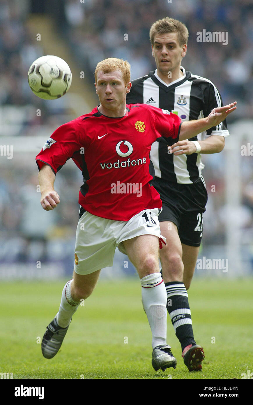 PAUL SCHOLES & J WOODGATE NEWCASTLE UTD V MAN UTD ST JAMES PARK NEWCASTLE 12 April 2003 Stock Photo