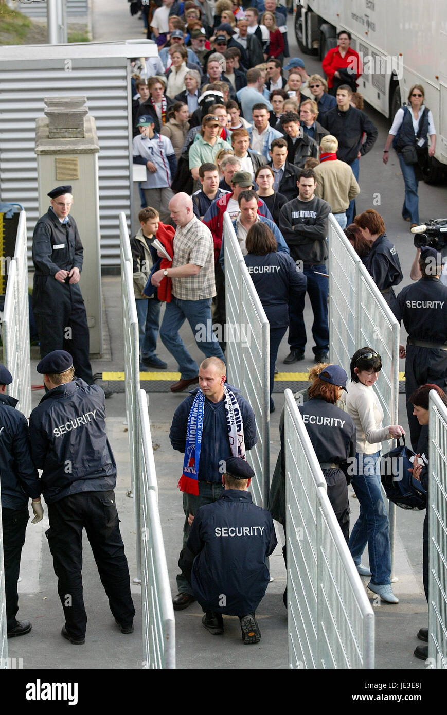 Flanked by security guards hi-res stock photography and images - Alamy