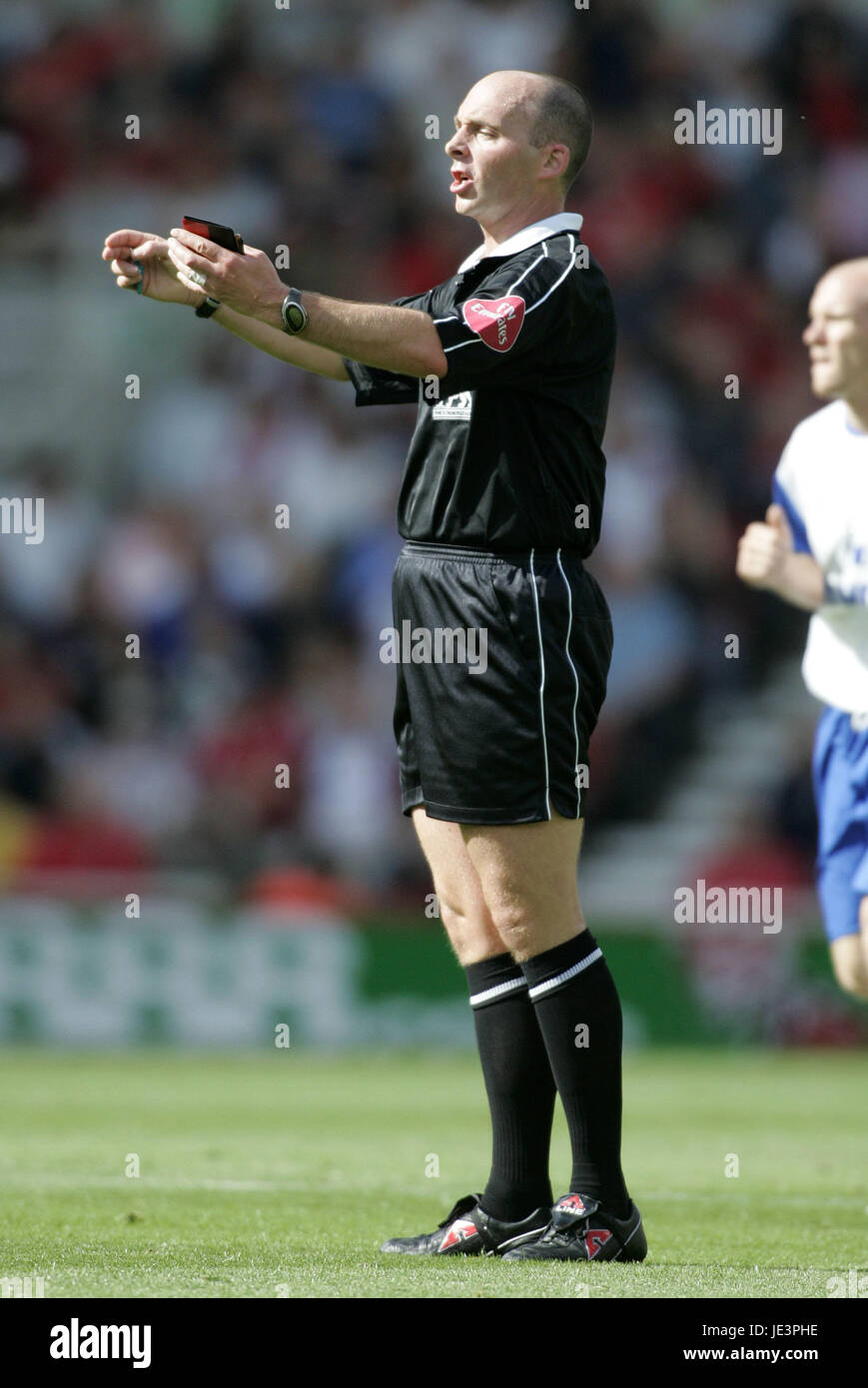 MIKE DEAN FIFA REFEREE RIVERSIDE STADIUM MIDDLESBROUGH 28 August 2004 Stock Photo