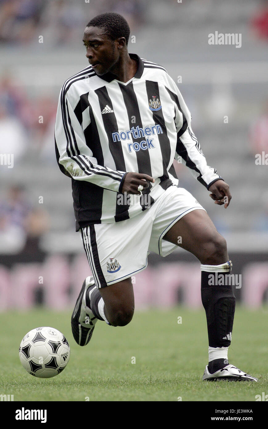 SHOLA AMEOBI NEWCASTLE UNITED FC ST JAMES PARK NEWCASTLE ENGLAND 01 ...